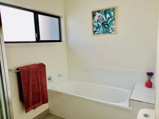 DAYDREAMING Airlie Beach, Water views & only 200m to boardwalk. Guest house, Cannonvale - 3