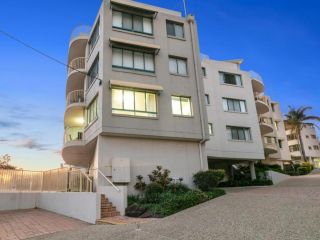 Deepwater Cove Unit 1, 68 Lower Gay Tce Bulcock Beach Apartment, Caloundra - 2