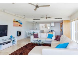 Dee's Retreat - Rainbow Beach - Five Star Luxury Accommodation, Aircon, pool, views, wifi Guest house, Rainbow Beach - 5