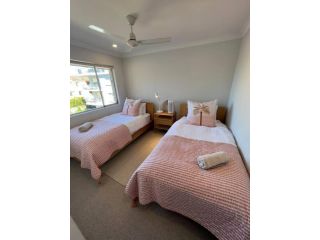 Delightful 2 bedroom unit with magical water views Apartment, Gold Coast - 5