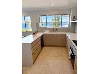 Delightful 2 bedroom unit with magical water views Apartment, Gold Coast - 4