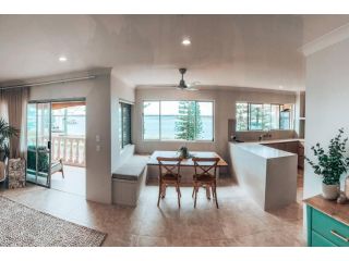 Delightful 2 bedroom unit with magical water views Apartment, Gold Coast - 2