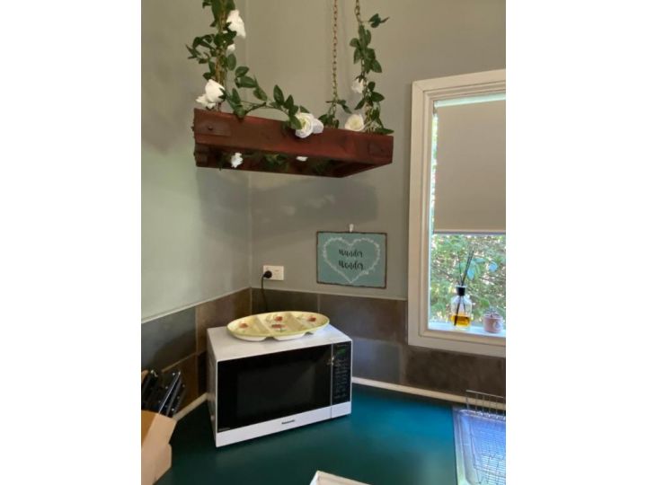 DELIGHTFUL AND CHARMING ROSE COTTAGE Guest house, Victoria - imaginea 4