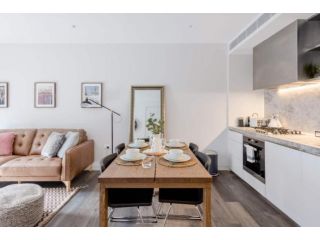 Deluxe Classic-Art Living Collection in Double Bay Apartment, Sydney - 4