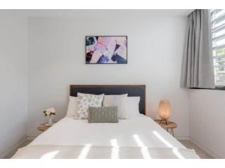Deluxe Classic-Art Living Collection in Double Bay Apartment, Sydney - 5