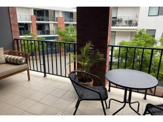 DELUXE CLOSE TO CITY WIFI NETFLIX WINE PARKING Apartment, Perth - 3