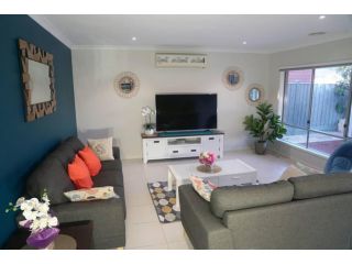 Designer Decor Home with 8Beds at Williams Landing Guest house, Laverton - 2