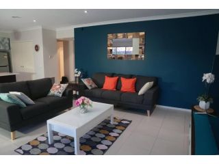 Designer Decor Home with 8Beds at Williams Landing Guest house, Laverton - 1