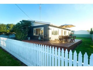 Diana Cottage - Pet Friendly ~1 Block to Beach Guest house, Apollo Bay - 2