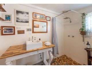 Dilly Dally-Original Amity Shack in the perfect location! Guest house, North Stradbroke Island - 4