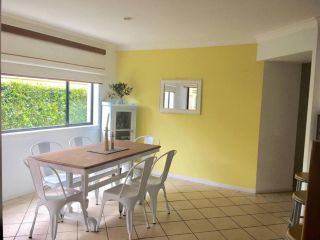 Dog Friendly Home close to Burleigh Beach. Guest house, Gold Coast - 1