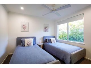 Dolphin Beach House - Modern Home With Pool Guest house, Noosaville - 5