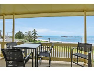 Dolphins Beachfront Apartment no 7 - A View to Remember Apartment, Port Elliot - 2