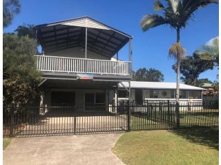 Dunworkin - Rainbow Beach - Room for everyone, pet friendly, fenced yard, Free Wi-fi, pool, walk to beach Guest house, Rainbow Beach - 1