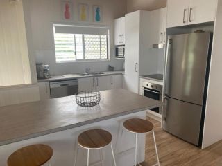 Dunworkin - Rainbow Beach - Room for everyone, pet friendly, fenced yard, Free Wi-fi, pool, walk to beach Guest house, Rainbow Beach - 3