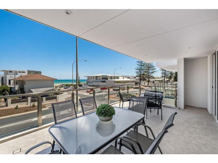 Dusk By The Sea - Gorgeous 2BR Apartment Right By The Ocean With Massive Balcony Apartment, South Australia - imaginea 2