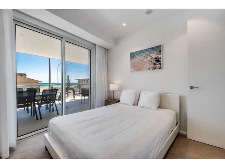 Dusk By The Sea - Gorgeous 2BR Apartment Right By The Ocean With Massive Balcony Apartment, South Australia - imaginea 7