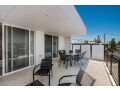 Dusk By The Sea - Gorgeous 2BR Apartment Right By The Ocean With Massive Balcony Apartment, South Australia - thumb 13