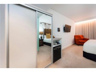 Bohemian 1 Bedroom Apartment with Rooftop Terrace Guest house, Perth - 4