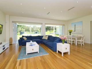 Echo Beach House, 16 Reflections Dr - Luxurious House with Magnificent Pool and Ducted Air Guest house, One Mile - 1