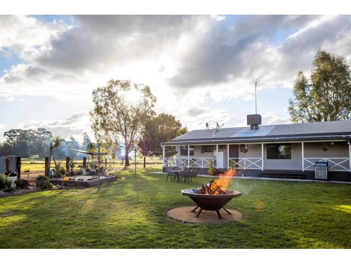 EdenValley Private Manicured Gardens with Fire Pit Guest house, Parkes - imaginea 15