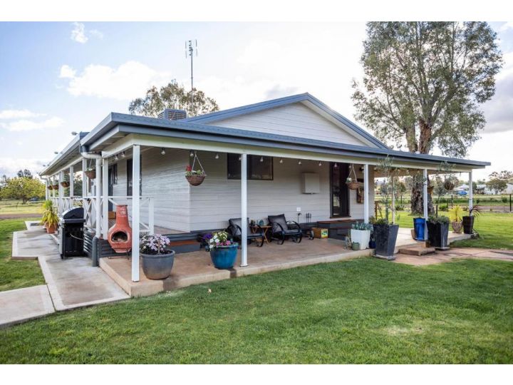 EdenValley Private Manicured Gardens with Fire Pit Guest house, Parkes - imaginea 3