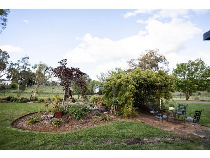 EdenValley Private Manicured Gardens with Fire Pit Guest house, Parkes - imaginea 11