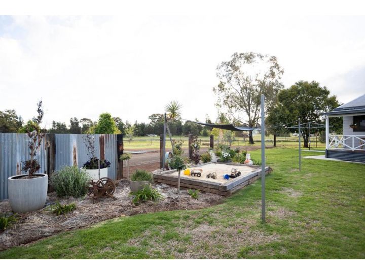 EdenValley Private Manicured Gardens with Fire Pit Guest house, Parkes - imaginea 1