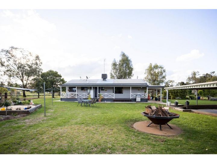 EdenValley Private Manicured Gardens with Fire Pit Guest house, Parkes - imaginea 12