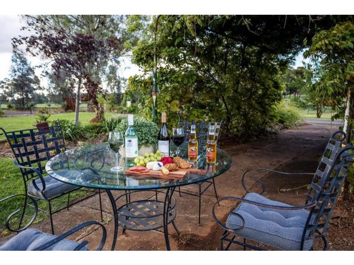 EdenValley Private Manicured Gardens with Fire Pit Guest house, Parkes - imaginea 2