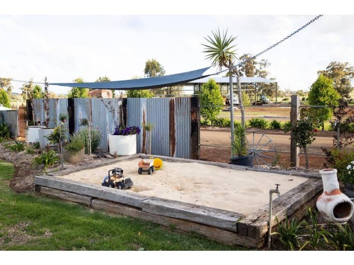 EdenValley Private Manicured Gardens with Fire Pit Guest house, Parkes - imaginea 19