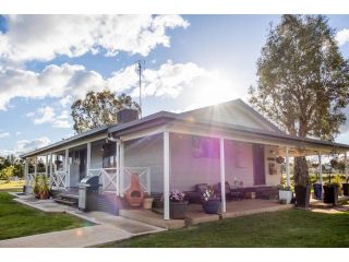 EdenValley Private Manicured Gardens with Fire Pit Guest house, Parkes - 5