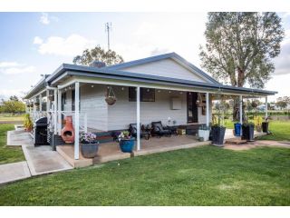 EdenValley Private Manicured Gardens with Fire Pit Guest house, Parkes - 3