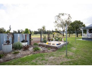 EdenValley Private Manicured Gardens with Fire Pit Guest house, Parkes - 1