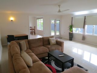 Edge Hill Clean & Green Cairns, 7 Minutes from the Airport, 7 Minutes to Cairns CBD & Reef Fleet Terminal Guest house, Cairns - 2