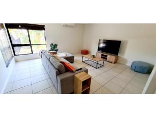 Edge Water 2 minutes from the beach with a pool! Guest house, Townsville - 3