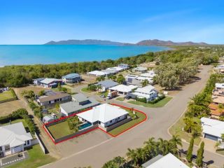 Edge Water 2 minutes from the beach with a pool! Guest house, Townsville - 1