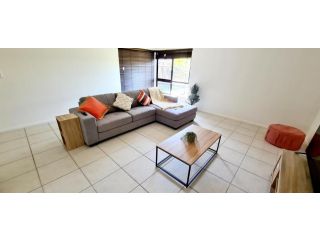 Edge Water 2 minutes from the beach with a pool! Guest house, Townsville - 5