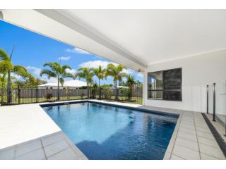 Edge Water 2 minutes from the beach with a pool! Guest house, Townsville - 4