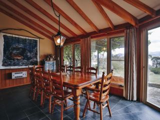 Edzell - Stunning Waterfront Home Guest house, Jindabyne - 1