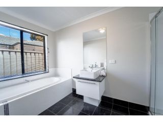 Elandra's Home Close to Shopping Free Parking Guest house, Victoria - 4