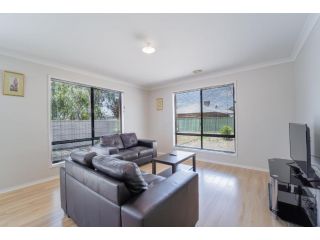 Elandra's Home Close to Shopping Free Parking Guest house, Victoria - 1