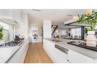 Elegance On Elanus Guest house, Banksia Beach - 3