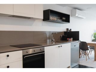 Elegant 2-Bed Apartment With Amenities and Views Apartment, Canberra - 3