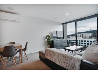 Elegant 2-Bed Apartment With Amenities and Views Apartment, Canberra - 4