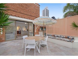 Elegant 2-bed Terrace Moments From Beach Apartment, Gold Coast - 1