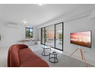 Elegant 2-bed Terrace Moments From Beach Apartment, Gold Coast - 4