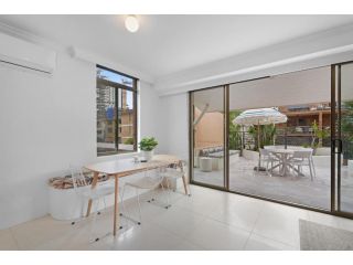 Elegant 2-bed Terrace Moments From Beach Apartment, Gold Coast - 3