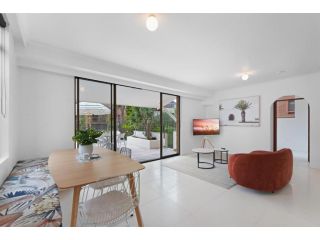 Elegant 2-bed Terrace Moments From Beach Apartment, Gold Coast - 2