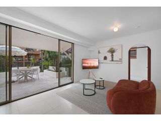 Elegant 2-bed Terrace Moments From Beach Apartment, Gold Coast - 5